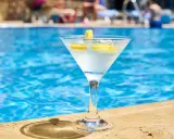 Ile wódki do drinka? Proporcje, miary i przepisy na idealny koktajl