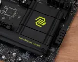 Płyta główna MSI z logo "MSI ARSENAL GAMING". Widoczny radiator z zielonym symbolem, a pod nim znajduje się chipset.