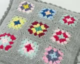 Szare szydełkowe poszewki na poduszki z kolorowymi wzorami w stylu granny square.