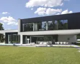 Nowoczesna willa z basenem i tarasem, otoczona zielonym ogrodem. To z pewnością najładniejszy dom w Polsce, marzenie wielu.