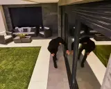 Deux individus en noir tentent d'ouvrir une porte vitrée. Que faire face à une tentative d'effraction ?