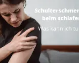 Frau mit schmerzverzerrtem Gesicht hält sich die Schulter. Sie leidet unter Schulterschmerzen beim Schlafen in Seitenlage. Was kann sie tun?