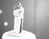 Figura de pareja abrazada, celebrando sus 20 años bodas de. Un símbolo de amor eterno sobre un pastel.