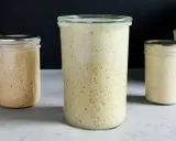 Trois bocaux de levain actif, montrant la proportion levain farine eau. Le levain est plein de bulles, signe de fermentation.