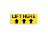 Żółty znak z napisem "LIFT HERE" i trzema czarnymi strzałkami skierowanymi w górę. To jasny znak tu chwytać, by podnieść przedmiot.