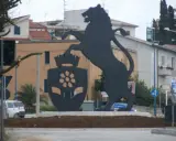 Leone rampante con stemma floreale, simbolo di Santa Margherita di Belice, domina la piazza.