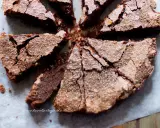 Torta al cioccolato, perfetta per Pasqua, con una crosta screpolata e spolverata di zucchero a velo, come se fossero uova di Pasqua.