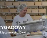 Pracownicy piekarni w czepkach pracują przy maszynie. SYSTEM 4 BRYGADOWY grafik, przepisy i wskazówki.