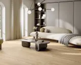 Un salotto in stile scandinavo casa con divano curvo, poltrona soffice, tavolino moderno e un'elegante lampada a sospensione.