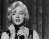 Marilyn Monroe i en glittrig klänning, en ikonisk bild från hennes filmer.