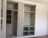 Armarios por dentro: ideas de organización con estantes y barras para colgar.