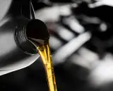 Złoty olej silnikowy płynie z czarnego kanistra. Czy to Valvoline czy Motul? Wybór należy do Ciebie, by zapewnić najlepszą ochronę silnika.