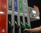Dłoń sięga po dystrybutor z napisem "verva diesel" na stacji paliw. Obok widnieją inne rodzaje paliwa.
