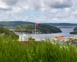 Norweska flaga powiewa nad portem. Warto sprawdzić składki emerytalne, by mieć spokojną przyszłość.