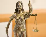 Figurka Temidy z wagą, symbolizująca domniemanie niewinności i sprawiedliwość.