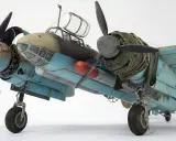 Detailgetreues Modell eines tu2-Flugzeugs mit Tarnanstrich und detaillierter Fahrwerksmechanik.