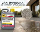 Butelka impregnatu do kamienia naturalnego na zewnątrz. Kropelki wody na kamieniu pokazują efekt hydrofobowy.