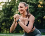 Frau beim Squatten im Freien, strahlt Selbstvertrauen aus. Ein Beispiel für die Ergebnisse von 3 monat krafttraining frauen vorher nachher.