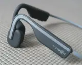 Słuchawki AfterShokz, idealne na rower, pozwalają słyszeć otoczenie.