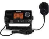 Radio VHF Raymarine en alerte détresse sur le canal 70. Le microphone est prêt à l'emploi.