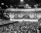 Große Menschenmenge im Sportpalast, die der Sportpalastrede zuhört. Banner verkündet "Totaler Krieg".