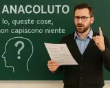 Un professore mostra un foglio con un "C" e una frase scritta alla lavagna: "ANACLUTO, io, queste cose, non capiscono niente".