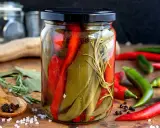 Eingelegter Peperoni im Glas, eine Methode, um sie haltbar zu machen. Mit Rosmarin und Gewürzen.