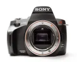 Czarna lustrzanka Sony Alpha 380 z widocznym bagnetem obiektywu i napisem "SteadyShot INSIDE".