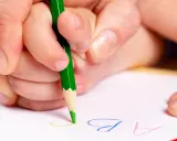 Prawidłowy chwyt kredki: etapy, ćwiczenia i kiedy do specjalisty?