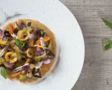 Socca garnie de légumes colorés et d'anchois, une idée pour votre recette socca.