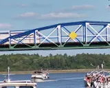 Żółty romb na niebiesko-białym moście to jeden z znaków kardynalnych na wodzie, wskazujący drogę wodną.