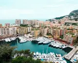 Porto di Monte Carlo, un luogo da sogno per scoprire cosa vedere a Montecarlo, con yacht lussuosi e palazzi colorati affacciati sul mare.