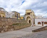 Antiche mura e case storiche a Ugento, un luogo incantevole da scoprire.