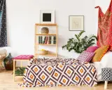 Tessuti vivaci e cuscini colorati creano un'atmosfera accogliente, perfetti per ispirare i tuoi colori per interni casa.