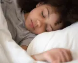 Niño durmiendo plácidamente. Ojalá mi hijo no duerme así de tranquilo.