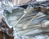 Stare, ozdobne sztućce ze srebra, gotowe do czyszczenia. Jak wyczyścić srebro? Folia aluminiowa i soda oczyszczona to domowe sposoby.