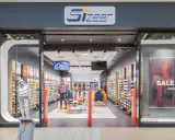 Sklep Sizeer z butami i odzieżą sportową, z manekinami i ekspozycją produktów.