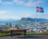 Widok na Reykjavík z flagą Islandii. Marzenie o pracy w Islandii staje się realne, patrząc na to miasto.
