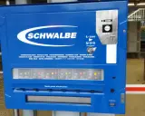 Blauer Fahrradschlauch-Automat von Schwalbe. Bietet Schläuche in verschiedenen Größen für 8 Euro an.