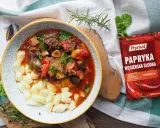 Bogracz z kluseczkami, aromatyczny gulasz z papryką i mięsem, podany z pysznymi kluskami.
