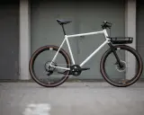 Weißes Gravelbike mit schwarzem Gepäckträger vorne, bereit für den ROSE Bikes Test.