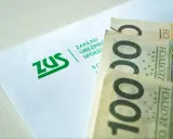 ZUS i banknoty 100 zł. Czy czeka nas jaka waloryzacja emerytur w 2026?
