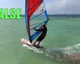 Windsurfer führt eine Halse auf türkisfarbenem Wasser aus, mit dem Wort "HALSE" in grüner Schrift.
