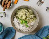 Zielony curry z fasolką szparagową i ryżem, idealne do diety 3000 kcal. Obok świeży imbir i napój z miętą.