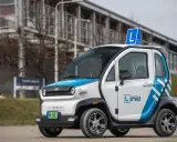Mały samochód do nauki jazdy z literą "L" na dachu. Czy na motorynkę trzeba mieć prawo jazdy? Ten pojazd jest do nauki jazdy, więc tak.