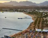 Piękna plaża z palmami i górami w tle. Czy to Hurghada czy Sharm El Sheikh?