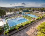Un resort de camping para niños en la Comunidad Valenciana con piscinas, toboganes y zonas verdes.