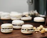Délicieux macarons à la noisette et au Nutella, parfaits pour une pause gourmande.