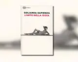 Copertina del libro "L'arte della gioia" di Goliarda Sapienza, con una donna sdraiata in costume da bagno.