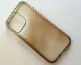 Brązowe, lekko zabrudzone etui na telefon. Zastanawiasz się, jak wybielić etui na telefon, by znów wyglądało jak nowe?